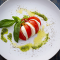 料理メニュー写真 モッツァレラとトマトのカプレーゼ バジルソース