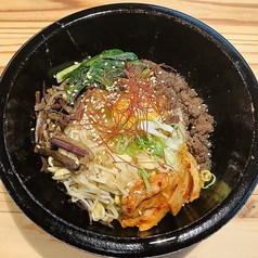 極上和牛の魅力を引き出す一品料理。食べ放題もご用意！