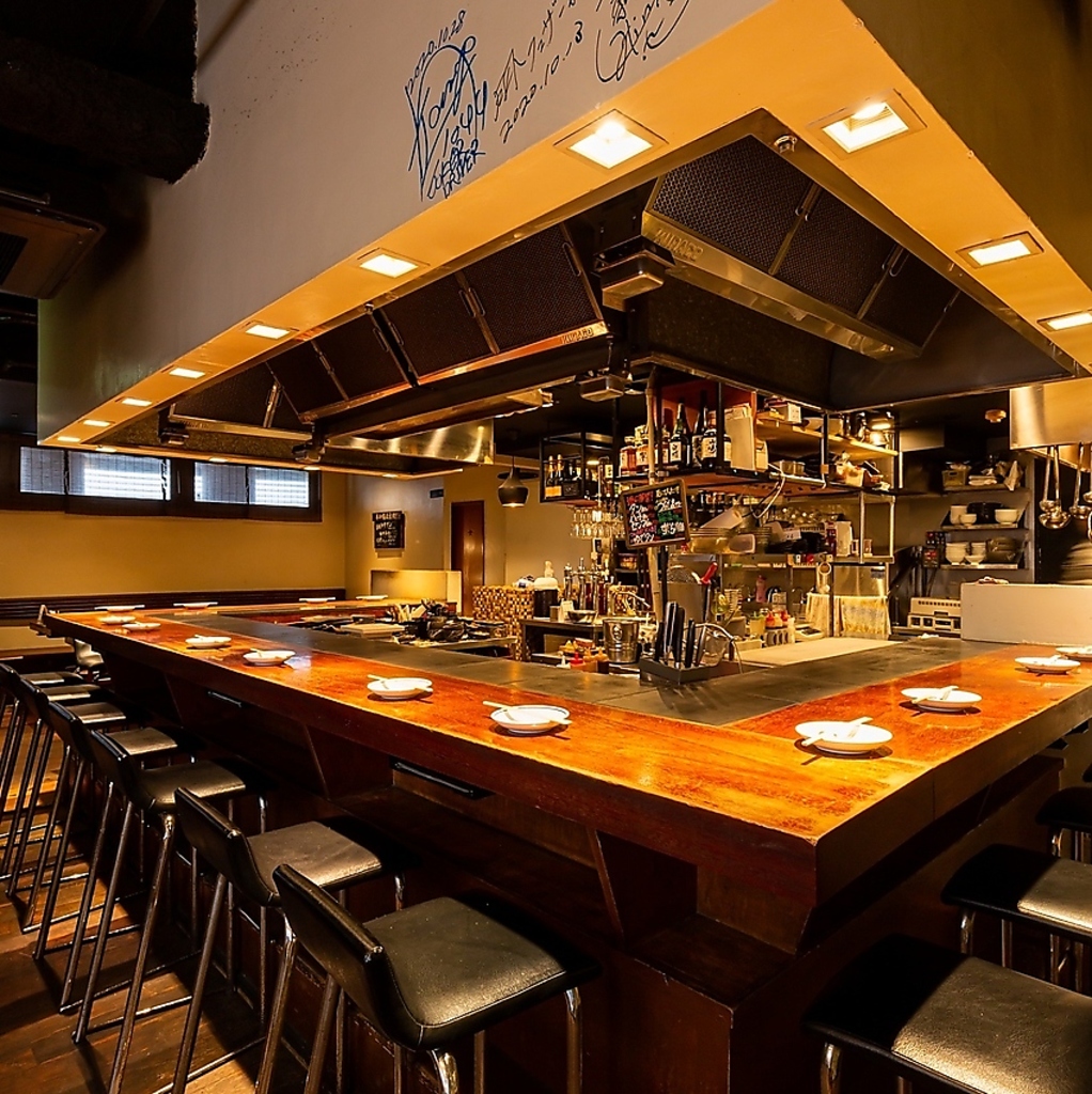 【カウンター席】ご常連さんで埋まるワイドカウンター♪料理の臨場感もお楽しみください♪