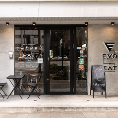 スタイリッシュな外観に溶け込むテラス席は、サッと立ち寄れる気軽さが魅力です。店外のお席なので、ふらっと休憩や、テイクアウトドリンクを片手にした開放的なひとときにもぴったり。Wi-Fiや電源も完備された店内の安心感はそのままに、外ならではの心地よさを堪能できます。