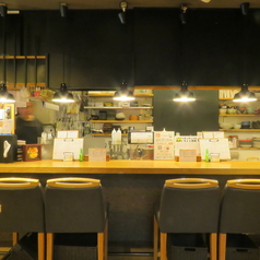 カウンター席は、ライブ感を一番間近で感じられる特等席！おひとりでも不安なく入れる温かいお店なので、一杯だけでもお気軽に飲みにいらしてください。