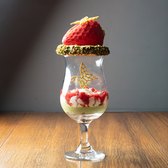 苺のムースパフェ