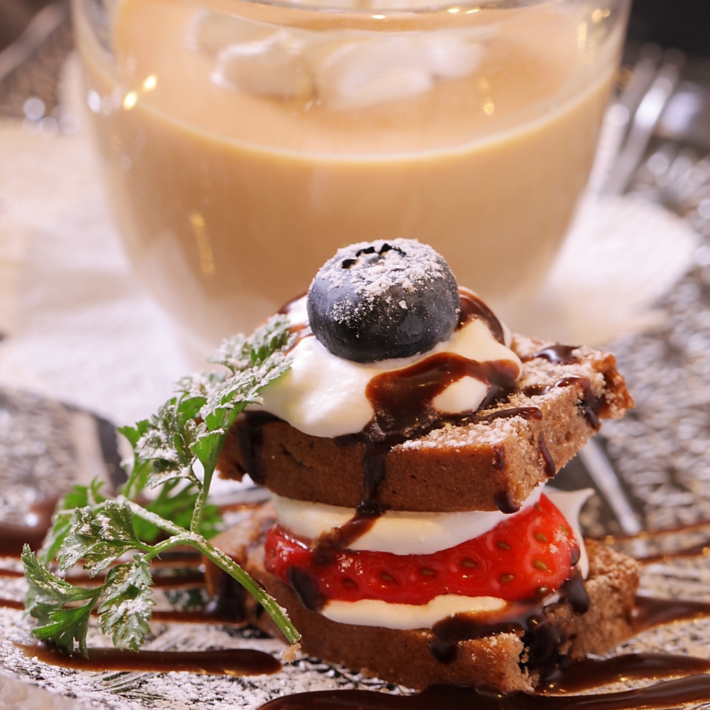 食後には見ても楽しいデザートが登場！あまりにキレイで手を付けるのがもったいない！