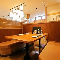 ≪ゆっくりとお食事を♪≫落ち着いた雰囲気の店内。ボックス席はデートや、誕生日などにもオススメ◎記念日のサプライズもお任せ下さい♪思い出に残る記念日を全力でサポートさせていただきます！ご宴会、お祝い事を華やかにする、宴会コースも多数ご用意しております。ご相談などお気軽にお問い合わせください！
