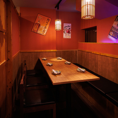 間接照明と和の装飾の数々が洗練された大人な空間を演出しております！扉付き完全個室となっておりますので周りを気にせずお楽しみいただけますよ！当店でゆっくりと羽を伸ばしてご寛ぎくださいませ♪(おでん/居酒屋/川崎駅/飲み放題/完全個室/海鮮/炉端焼き/焼き鳥)