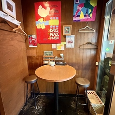 【ハイテーブル席】椅子とテーブルが高めのお席。3名様まで対応◎