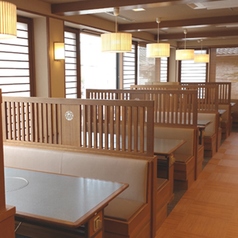 広々とした店内落ち着いたテーブル席です。人数に応じてお席をご用意いたします。