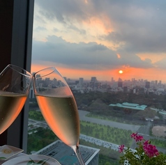 【テーブル席】昼・夕景・夜景と移ろう、丸ビル最上階からの絶景を眼下に、お食事をお楽しみください。
