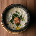 米粒の形をしたパスタをリゾットに仕上げた「石焼きリゾーニ」自慢の逸品です。