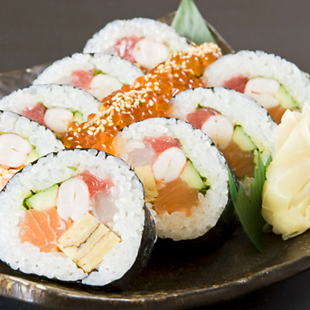 その日の旬のお刺身や、焼きもの、揚げものなど自慢の料理を豊富に揃えております。