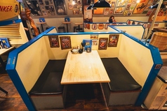 開けた空間に広々お席！コンセントも完備★