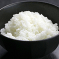 おいしい焼肉に欠かせない、こだわりの「白ご飯」。一枚一枚丁寧に味付けしたお肉と一緒にご堪能あれ！