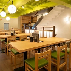 全120席を誇る当店のメインフロアに位置するテーブル席は、居酒屋ならではの心地よい活気を感じながら、料理や銘酒を楽しむことが出来ます。