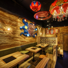 ご家族や友人、カップルでも♪ゆったりとくつろげるテーブル席