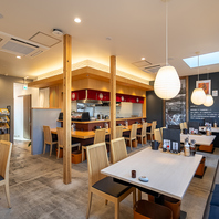 明るく清潔感のある、木のぬくもりが温かい店内◎