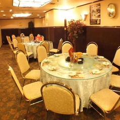 【テーブル席：～10名様×4】会社仲間とのお集まりに◎ゆったりと座れるテーブル席。職場のチームや部署単位など、少し大人数でのお集まりにも対応できるテーブル席です。通路も広く確保しており、ゆったりとした空間でお過ごしいただけます。テーブルを繋げて楽しむ賑やかな中華もまた格別。