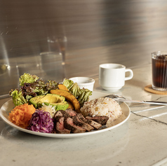 お一人様でも気兼ねなく立ち寄れるカウンター席は、ちょっとした休憩や作業に最適です。開放感あふれるモダンな空間で、周囲を気にせずゆったりと過ごせる贅沢なひとときを。落ち着いた雰囲気の中、美味しい食事やコーヒーと共に、日常の忙しさを忘れてリフレッシュできる特等席です。