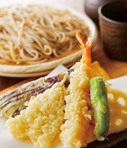 ランチは蕎麦と天ぷら中心のラインナップ。ディナーは蕎麦と和食とお酒で楽しめます！