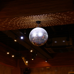 ステージもあるので、結婚式二次会にも歓送迎会にもお好みのテーブル配置で宴会可能です！