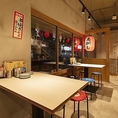 【本場博多の屋台の雰囲気】活気のある雰囲気が特徴の店内。大人気の飲み放題付きコースも多数ご用意！会社のご宴会や友人との少人数宴会・女子会・二次会など、様々なシーンでご利用いただけます。博多劇場で心ゆくまで満喫し、心温まるひとときをぜひ皆さまでお過ごしください。
