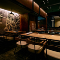 【テーブル】店内奥は落ち着いた雰囲気のゆったりしたテーブルエリアとなっています。落ち着いた雰囲気で食事を楽しみたい、デートや女子会などにおすすめのお席となっております！レイアウト変更も可能で貸切にもご対応いたします！