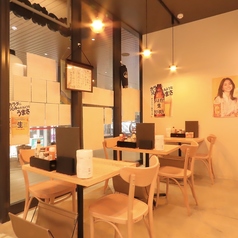 【ゆったり過ごせるテーブル席】年代・性別問わずゆっくりとお過ごしいただけるテーブル席。ご家族でも安心してご利用いただけます！