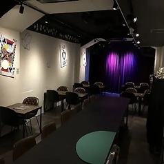 目の前30cmで繰り広げられる奇跡を独占！マジシャンとの距離が最も近いカウンター席は、テーブルマジックを堪能するのに最高の特等席です◎プロの鮮やかな手さばきを間近で見ることができ、驚きと興奮をダイレクトに味わえます♪お一人様やカップルでのご利用に、魔法を間近で感じる贅沢な時間をお過ごしください。