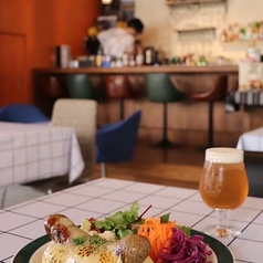 カウンター席は5席ご用意しています。デートでのご利用やお一人様でのご利用がおすすめとなっています！またバーカウンターのようになっているのでドリンクを作る様子をお楽しみいただくことができます！ぜひ、当店自慢のホームメイドのドリンクをご注文いただき、作られる過程も楽しめるカウンター席をご利用ください。