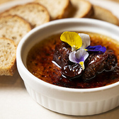 店内には無料Wi-Fiを完備。落ち着いた大人の空間で、お食事の合間に快適な通信環境をご利用いただけるよう配慮いたしました。お仕事帰りの1人飲みや、大切な方との待ち合わせ時にもスマートにネット接続が可能。データ通信量を気にせず、美しい料理の写真をシェアしたり旅の計画を立てたりと便利にご活用ください。