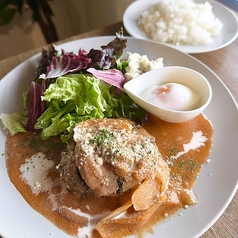 手ごねハンバーグ 温玉とトマトクリームソース