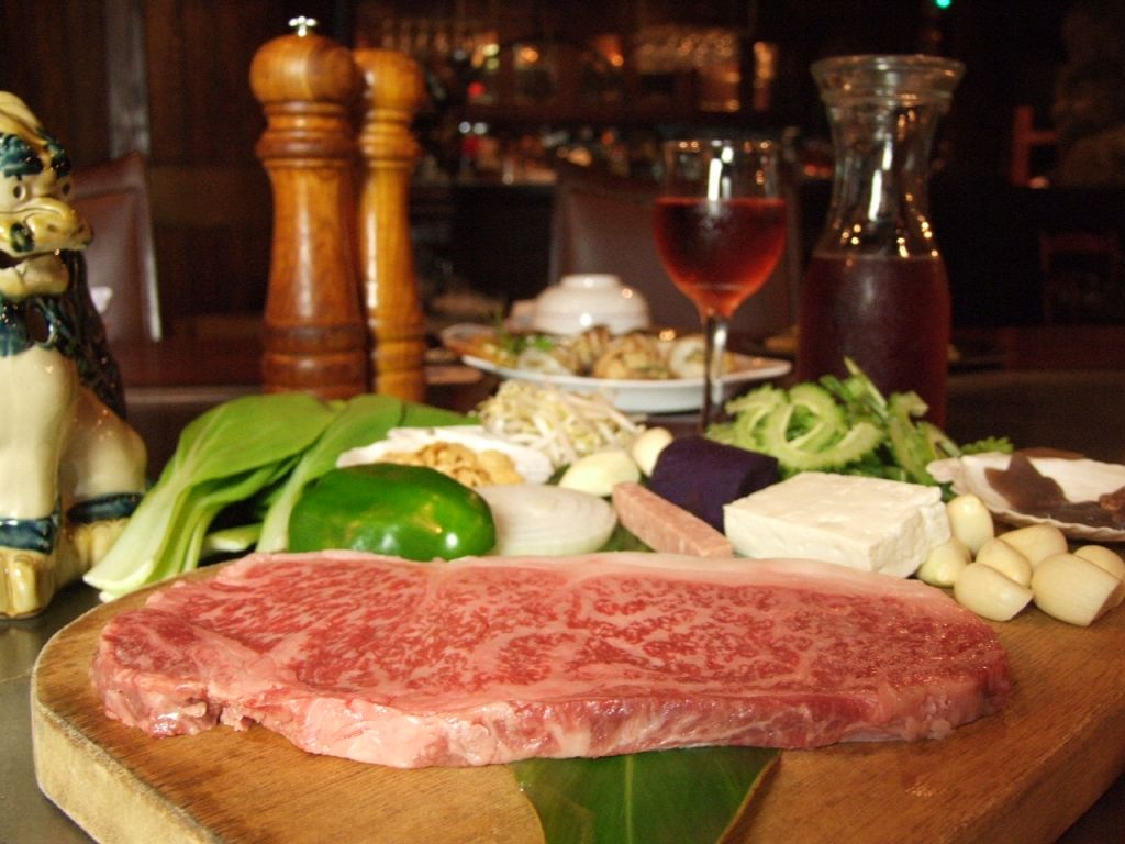 国産和牛の中でも人気が高い『石垣牛』や『県産和牛』を贅沢にステーキでお召上がりいただきます。