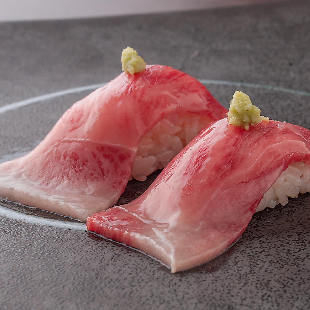 当店大人気の肉寿司はA4ランクの和牛を使用。日本酒との相性も抜群です！是非ご賞味あれ！