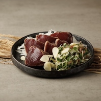 ◆当店の名物　"鰹の藁焼きたたき”をご堪能ください