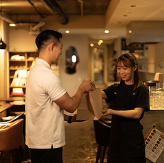 ふらっと立ち寄りたくなる温かみのあるカウンター席は、クイックなランチや午後のコーヒータイムにぴったり。目の前に広がるモダンな内装と柔らかな照明が、居心地の良さを引き立てます。スタッフとの程よい距離感も心地よく、忙しい毎日に「ほっと一息」つける、あなただけの止まり木です。