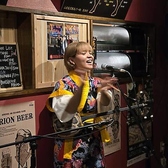 本格的な島唄ライブを楽しめます!毎日20:00頃から開催されるライブでは、店内のどこにいても臨場感あふれる三線の生演奏が楽しめます◎お食事だけでなく、音楽を通して沖縄の文化や活気を肌で感じられる、エンターテインメント性に優れた設備が当店の自慢です♪