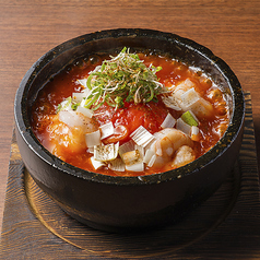 桜海老香る完熟トマトの石焼きエビチリ