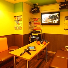 【4名様個室】全部屋完全個室のカラオケまねきねこ大阪福島店。こちらは4名様個室です。飲食物の持ち込み自由。24時間営業なので始発待ちや2次会、3次会にも最適。ポテト食べ放題や飲み放題もあります。ぜひご利用くださいませ。(部屋No.8.11)