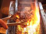 焼き手が絶妙な火加減で焼きあげます。