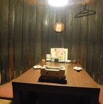 大きな樽の中で2人の時間を楽しめるお座敷のお席もございます★