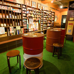 ユニークなドラム缶型の3名掛けテーブル3卓あり