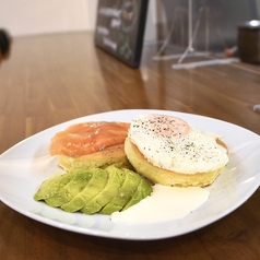 スモークサーモンアボカドパンケーキ