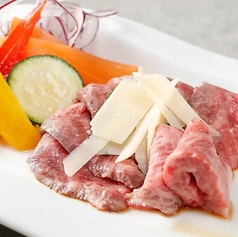 うに醤油で食べる常陸牛のタタキ刺し