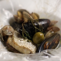 スズキ、アサリ、ムール貝とハーブの包み蒸し