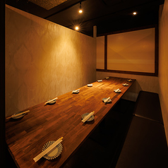 9~12名様向けの和モダン個室!広めのテーブルでゆったり座れるので、会社宴会やグループ飲み会、同窓会にもピッタリ!気兼ねなく会話も楽しめて、大人数の宴会でもゆったりとくつろげます!