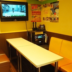 【5名様個室】全部屋完全個室のカラオケまねきねこ大阪福島店。こちらは5名様個室です。飲食物の持ち込み自由。24時間営業なので始発待ちや2次会、3次会にも最適。ポテト食べ放題や飲み放題もあります。ぜひご利用くださいませ。(部屋No.1.13.14)