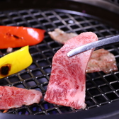 網ではなく熱伝導性の早い鉄板を入れることでさらにお肉のうまみが最大限発揮できるように整備しております。