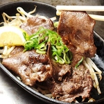 【居酒屋メニューも◎】熱々の鉄板焼や揚げ物などお酒との相性抜群な逸品料理も多数ご用意してます！