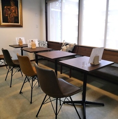 2名掛けテーブルは全4卓。コンパクトながらも使いやすいレイアウトで、友人とのおしゃべりやカフェ休憩、作業利用にもぴったりです。席間にゆとりがあり、周りを気にせず過ごせるのも魅力。カップルやおひとり様の利用にも選ばれる、落ち着いた空間です。