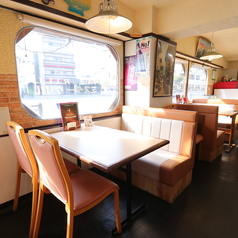 2名様専用のソファ席は、デートやご夫婦でのお食事にも◎程よい距離感で会話が弾み、二人の時間を大切に過ごせます。落ち着いた照明の下で、上質な熟成肉と赤ワインを嗜む贅沢なひととき。