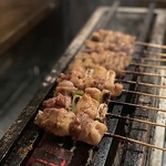 職人技が光る炭火焼鳥で贅沢な時間を過ごせる名店です。